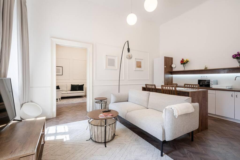 Stylish Apartment In The City Center Budapest Exterior photo